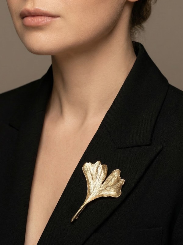 broszka złoty mosiądz na modelce.jpg