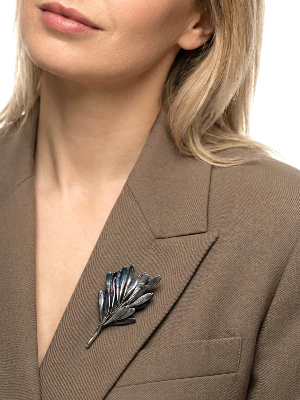 Srebrna broszka galwaniczna z jesionu