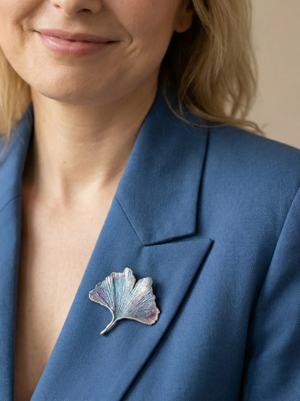 Srebrna broszka galwaniczna z prawdziwego liścia miłorzębu na modelce