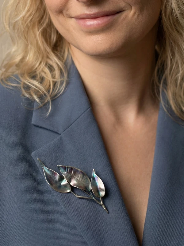 Srebrna broszka galwaniczna z liścia fikusa beniaminka