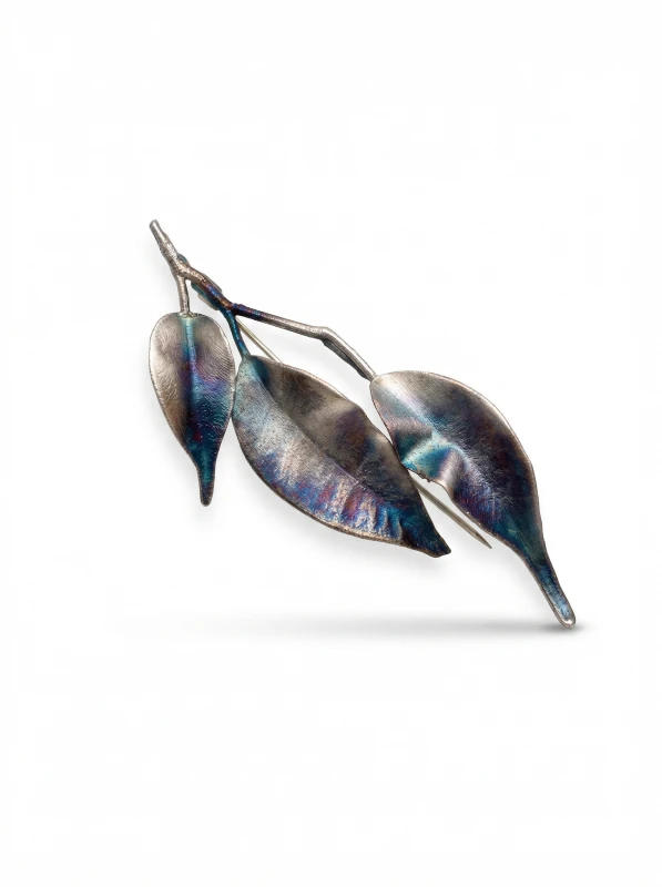 Srebrna broszka galwaniczna z liścia fikusa beniaminka białe tło