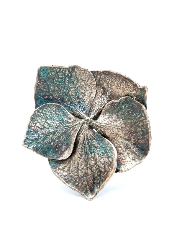 Srebrna broszka galwaniczna z prawdziwego kwiatu hortensji na białym  tle