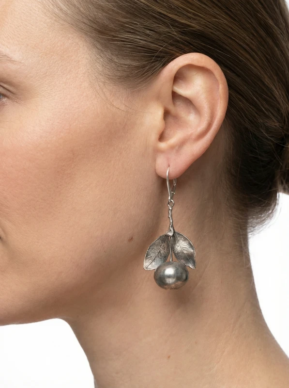 kolczyki borówki na uchu.jpg