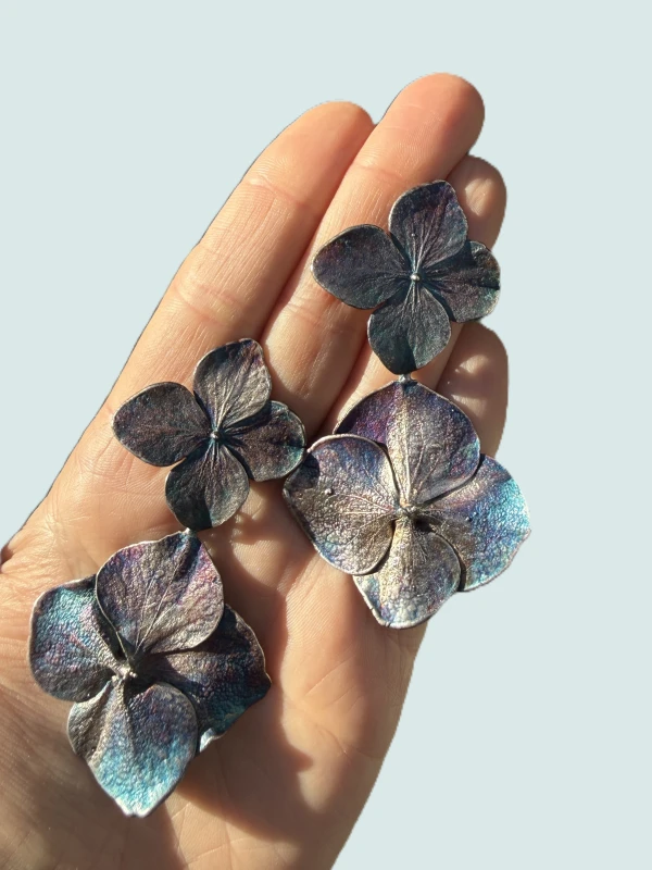 Srebrne kolczyki galwaniczne z prawdziwych kwiatów hortensji na dłoni