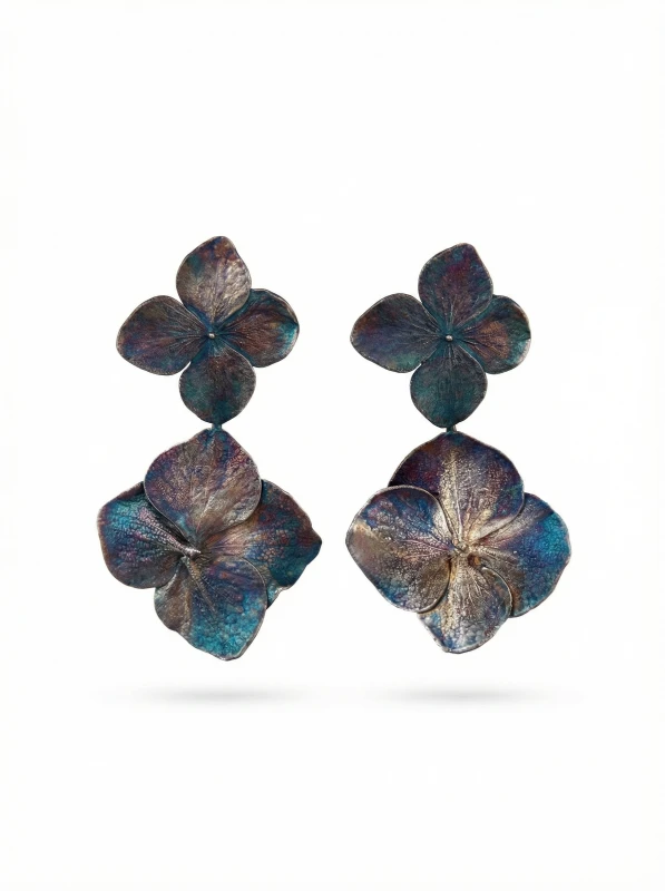 Srebrne kolczyki galwaniczne z prawdziwych kwiatów hortensji białe tło