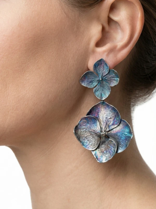 Srebrne kolczyki galwaniczne z prawdziwych kwiatów hortensji w uchu