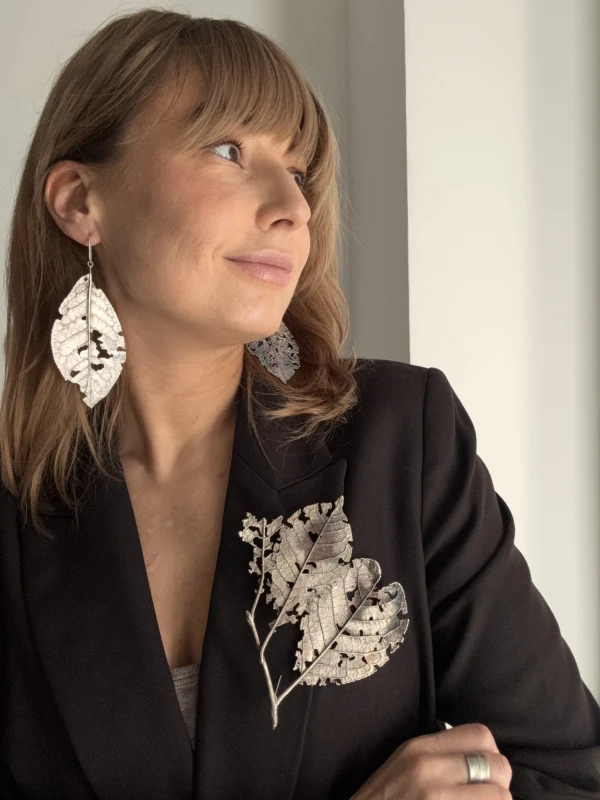 Broszka liść ażurowy na modelce