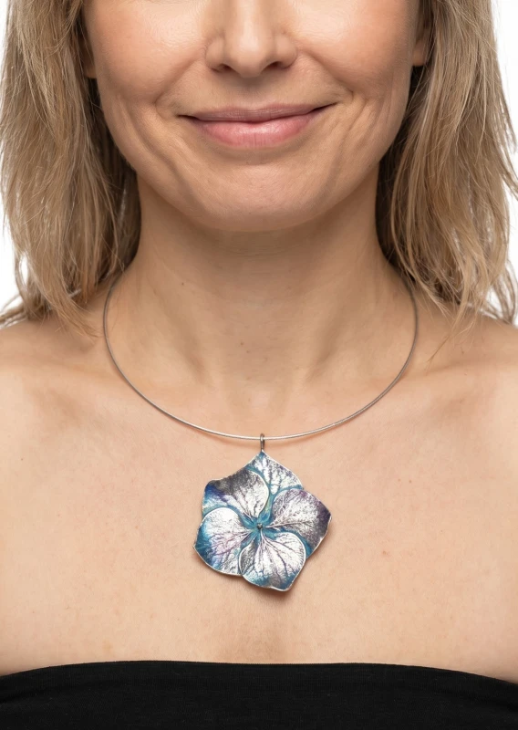 naszyjnik z dużego kwiatu hortensji