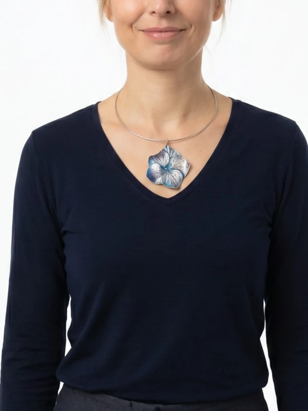 naszyjnik z dużego kwiatu hortensji