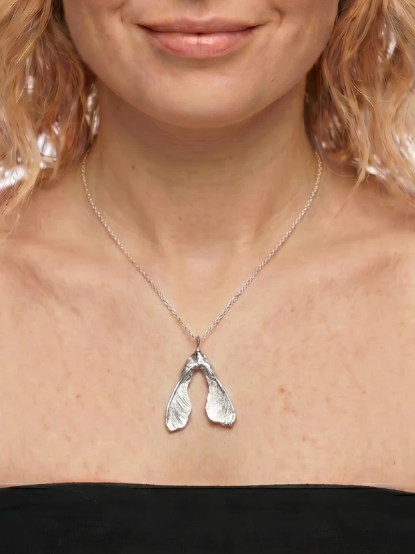 naszyjnik nosek klonowy na modelce srebro.png