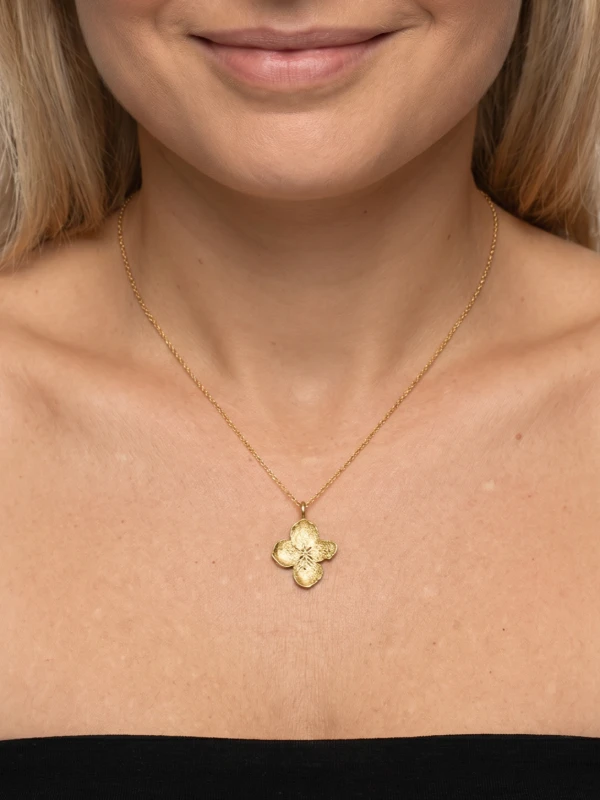 naszyjnik hortensja anabelka na modelce