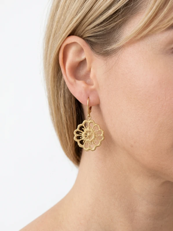 Task_Professional_jewelry_mode_Nano_Banana_2_00247 (1).png
