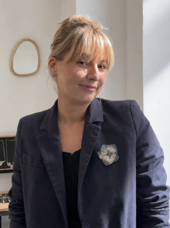 broszka z hortensji