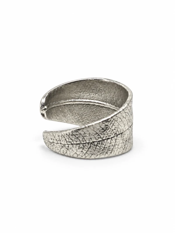 Srebrna fakturowana obrączka typu cuff.png