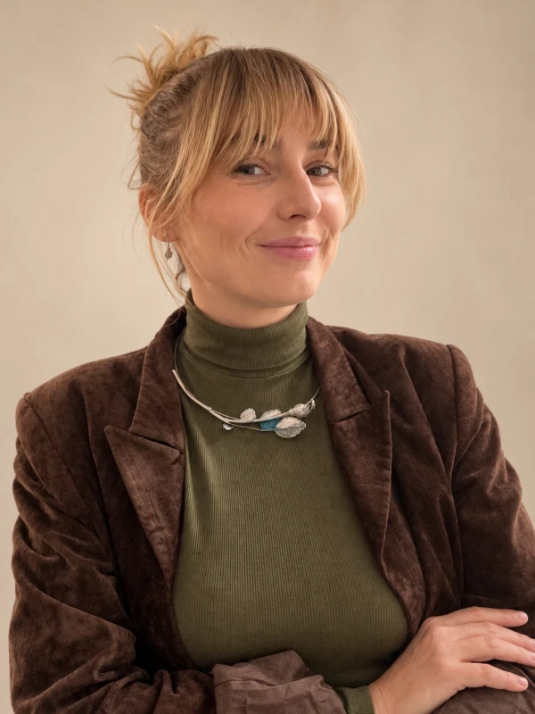 Elegancki portret kobiety z naszyjnikiem liściastym.png
