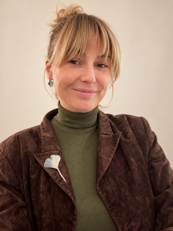 Portret w oliwkowym golfie i broszce z miłorzębu.png