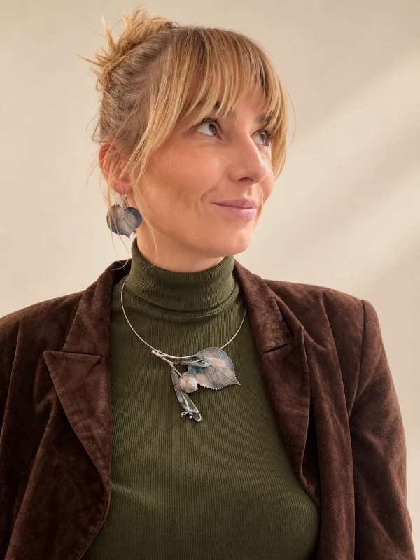 Naturalny portret z botaniczną biżuterią (2).png