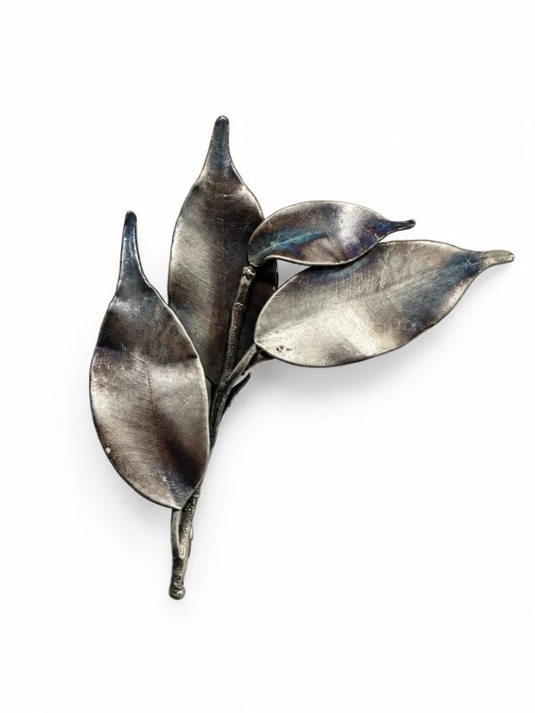 Broszka z gałązki i liści beniaminka